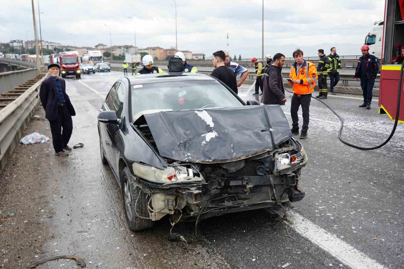TEM Otoyolu’nda yola dökülen atıklar sonucu zincirleme kaza, 7 araç birbirine girdi 4 tem otoyolunda yola dokulen atiklar sonucu zincirleme kaza 7 arac birbirine girdi 0