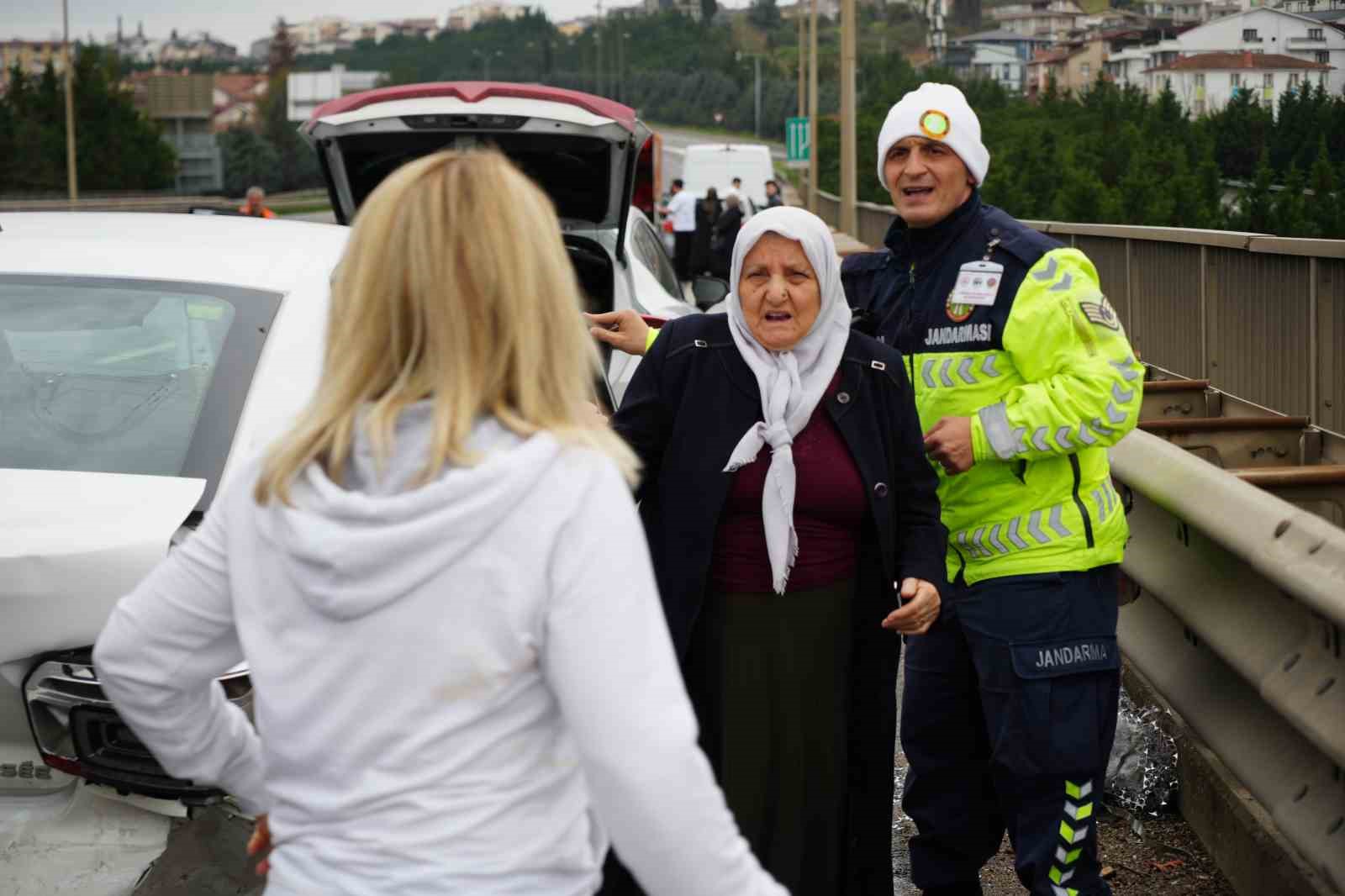 TEM Otoyolu’nda yola dökülen atıklar sonucu zincirleme kaza, 7 araç birbirine girdi 5 tem otoyolunda yola dokulen atiklar sonucu zincirleme kaza 7 arac birbirine girdi 1 dzNmIvZ8
