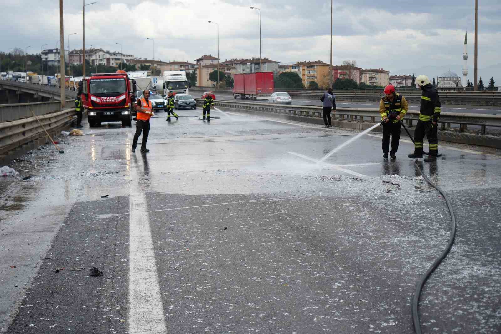 TEM Otoyolu’nda yola dökülen atıklar sonucu zincirleme kaza, 7 araç birbirine girdi 6 tem otoyolunda yola dokulen atiklar sonucu zincirleme kaza 7 arac birbirine girdi 2 UmSNJpjb
