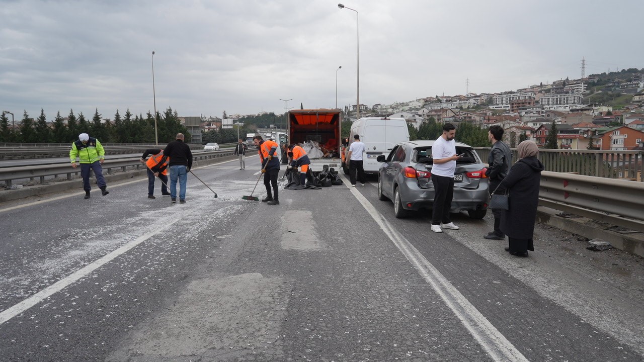 TEM Otoyolu’nda yola dökülen atıklar sonucu zincirleme kaza, 7 araç birbirine girdi 7 tem otoyolunda yola dokulen atiklar sonucu zincirleme kaza 7 arac birbirine girdi 3 Qs8n3nIL