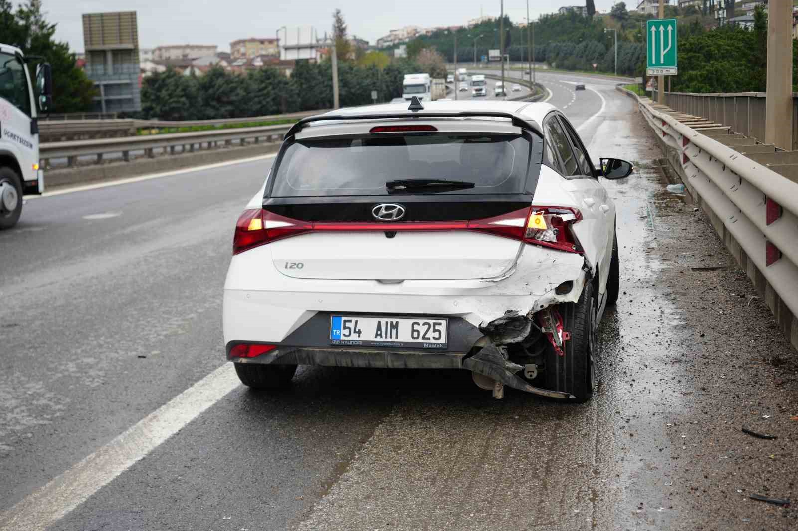 TEM Otoyolu’nda yola dökülen atıklar sonucu zincirleme kaza, 7 araç birbirine girdi 9 tem otoyolunda yola dokulen atiklar sonucu zincirleme kaza 7 arac birbirine girdi 5 H6CA2clW