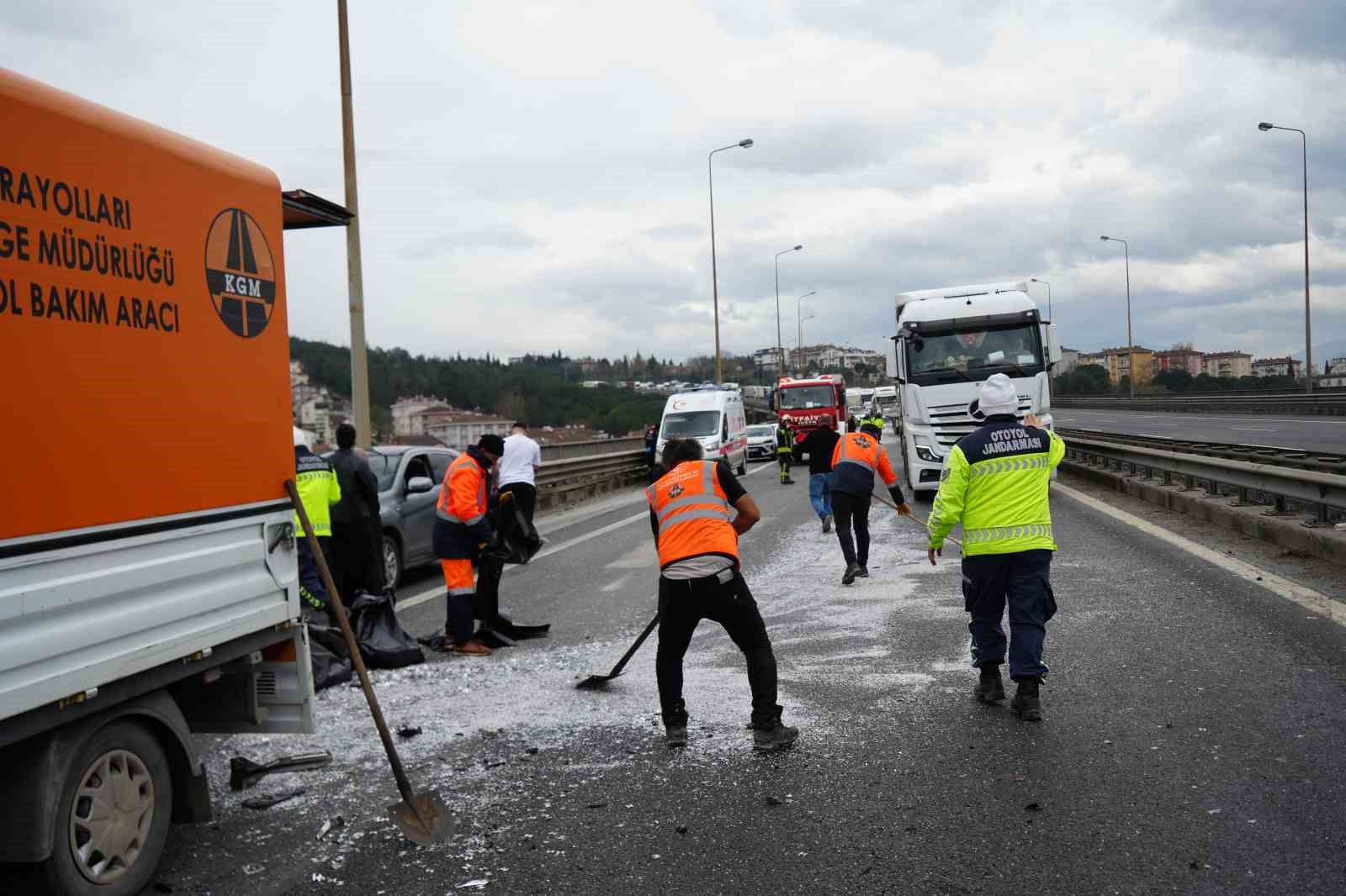 TEM Otoyolu’nda yola dökülen atıklar sonucu zincirleme kaza, 7 araç birbirine girdi 10 tem otoyolunda yola dokulen atiklar sonucu zincirleme kaza 7 arac birbirine girdi 6 iqNRb8HU