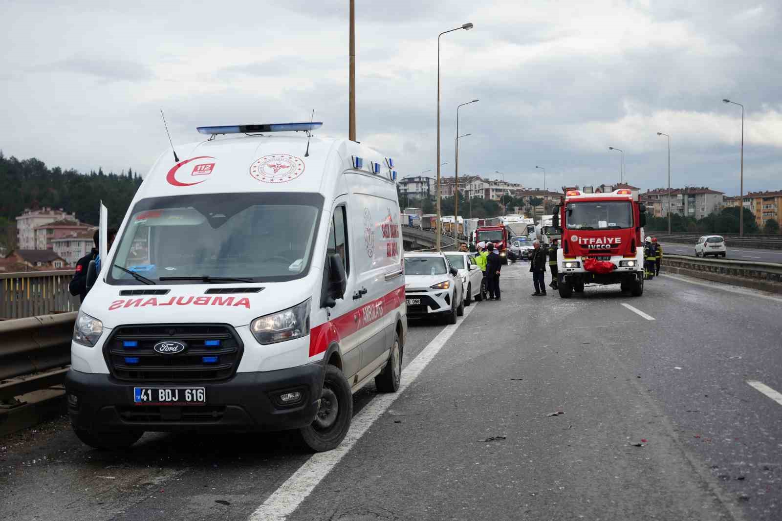 TEM Otoyolu’nda yola dökülen atıklar sonucu zincirleme kaza, 7 araç birbirine girdi 11 tem otoyolunda yola dokulen atiklar sonucu zincirleme kaza 7 arac birbirine girdi 7