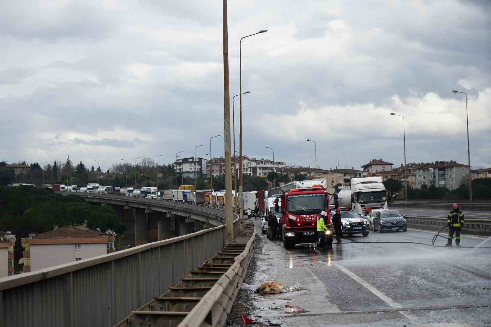 TEM Otoyolu’nda yola dökülen atıklar sonucu zincirleme kaza, 7 araç birbirine girdi 12 tem otoyolunda yola dokulen atiklar sonucu zincirleme kaza 7 arac birbirine girdi 8 s8IpJZIJ