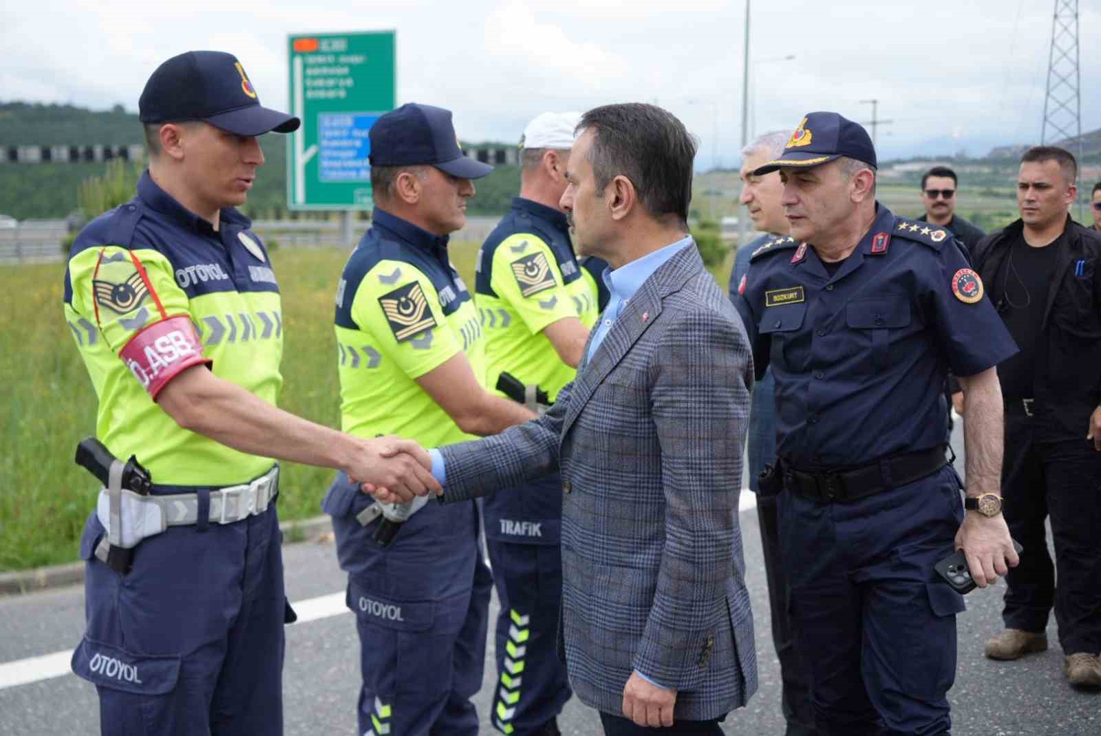 "TEM Otoyolu’nda yüzde 40, Kuzey Marmara ise yüzde 70’lere varan trafik yoğunluğu var" 5 tem otoyolunda yuzde 40 kuzey marmara ise yuzde 70lere varan trafik yogunlugu var 1 mR2C5P7c