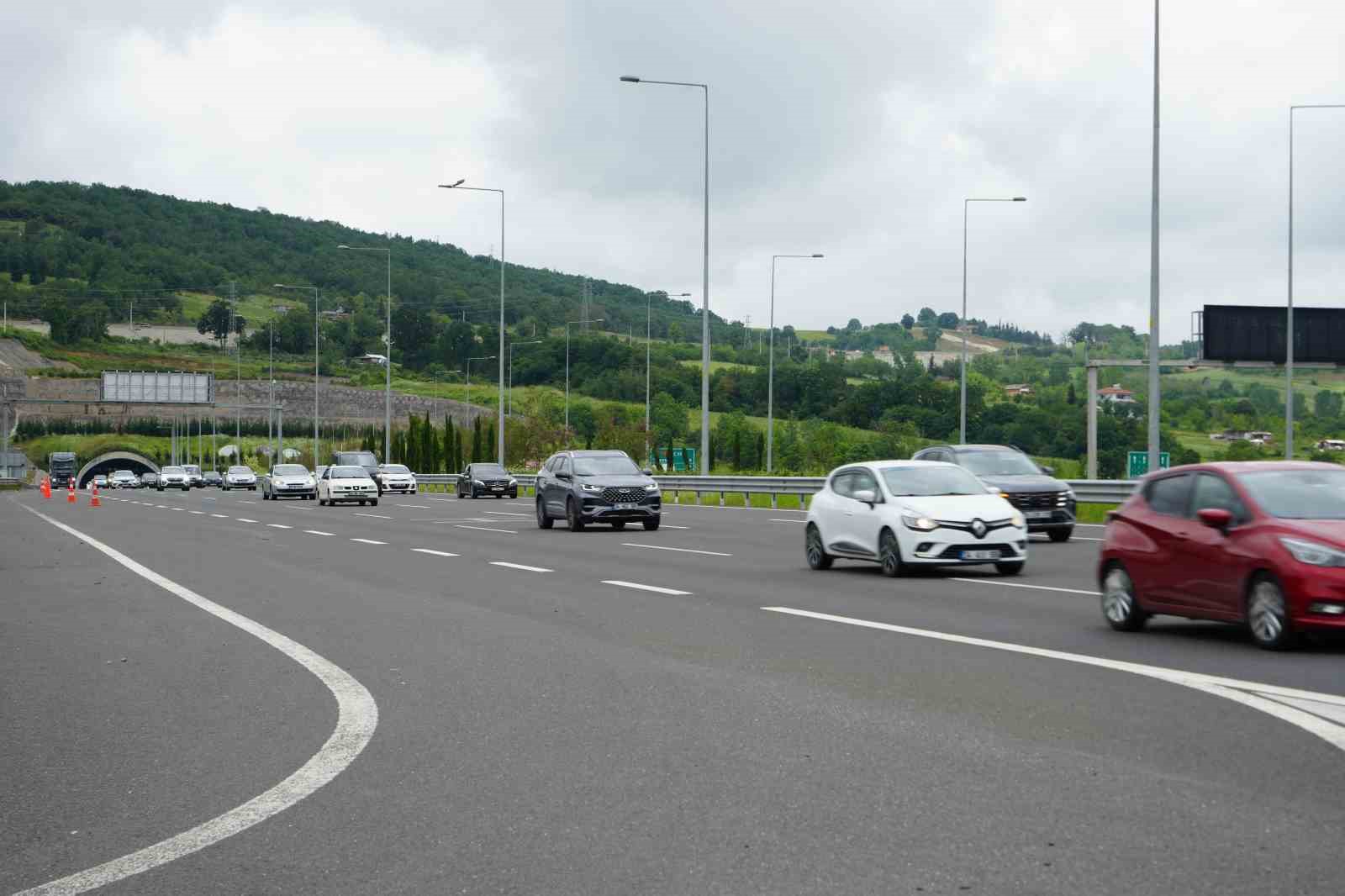 "TEM Otoyolu’nda yüzde 40, Kuzey Marmara ise yüzde 70’lere varan trafik yoğunluğu var" 6 tem otoyolunda yuzde 40 kuzey marmara ise yuzde 70lere varan trafik yogunlugu var 2 GtzyszWs