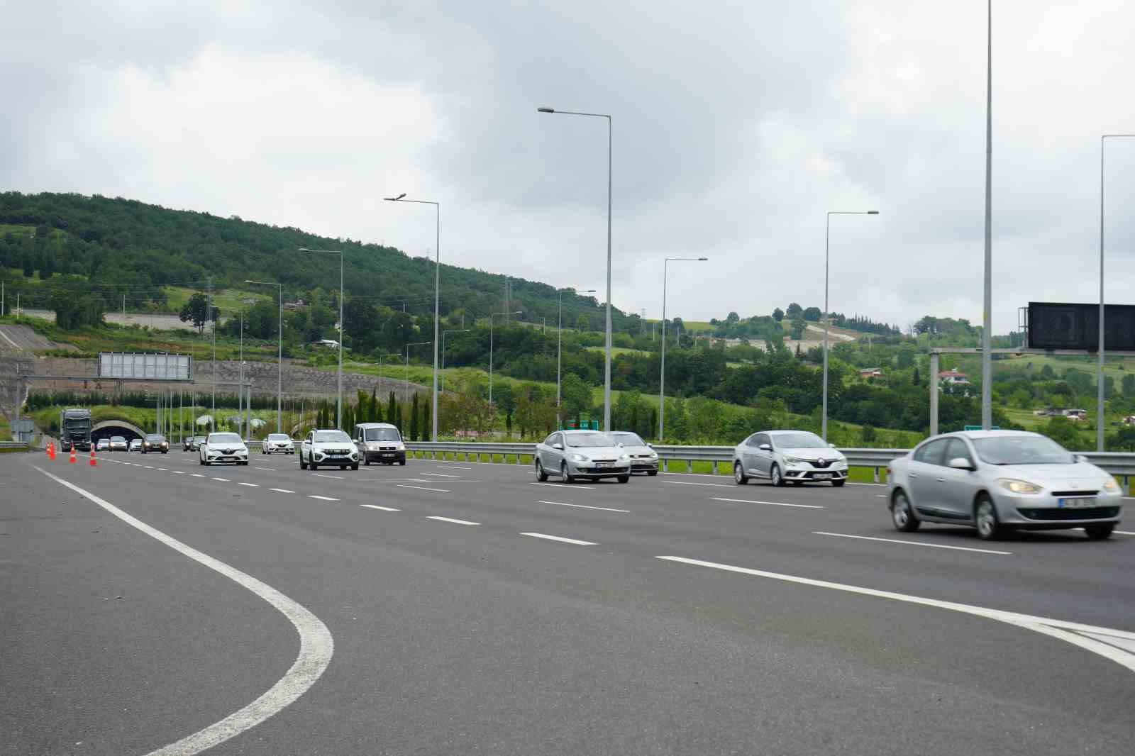 "TEM Otoyolu’nda yüzde 40, Kuzey Marmara ise yüzde 70’lere varan trafik yoğunluğu var" 7 tem otoyolunda yuzde 40 kuzey marmara ise yuzde 70lere varan trafik yogunlugu var 3 ecsg5gbB