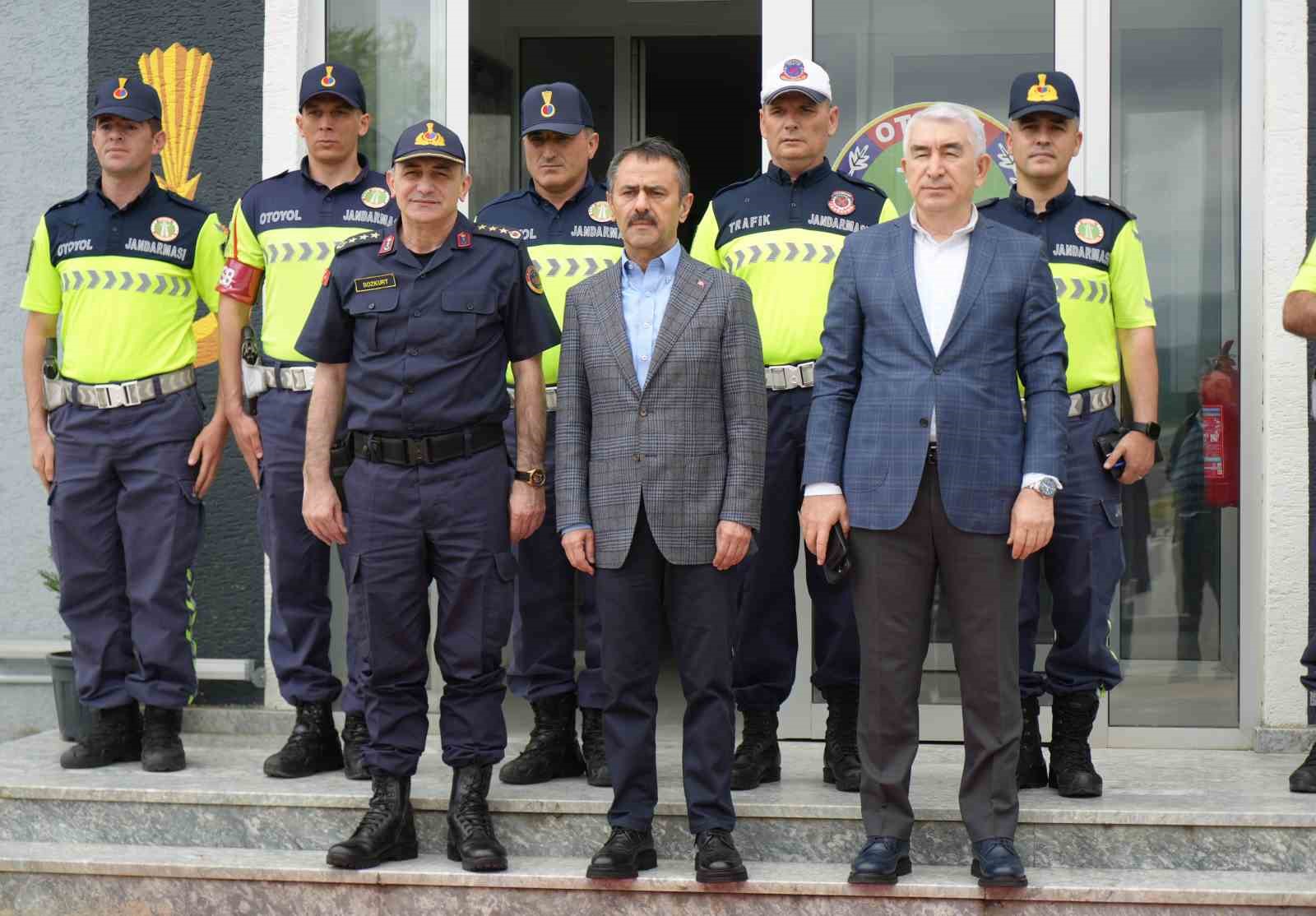 "TEM Otoyolu’nda yüzde 40, Kuzey Marmara ise yüzde 70’lere varan trafik yoğunluğu var" 8 tem otoyolunda yuzde 40 kuzey marmara ise yuzde 70lere varan trafik yogunlugu var 4 cMSYv2GG