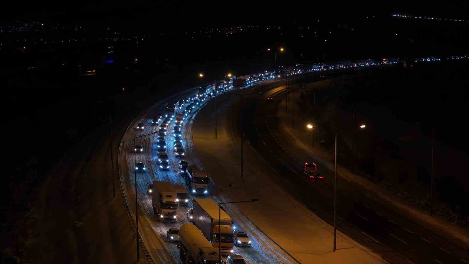 tem otoyolunun bolu gecisi 7 saat sonra ulasima acildi 9 W3YVJWEF