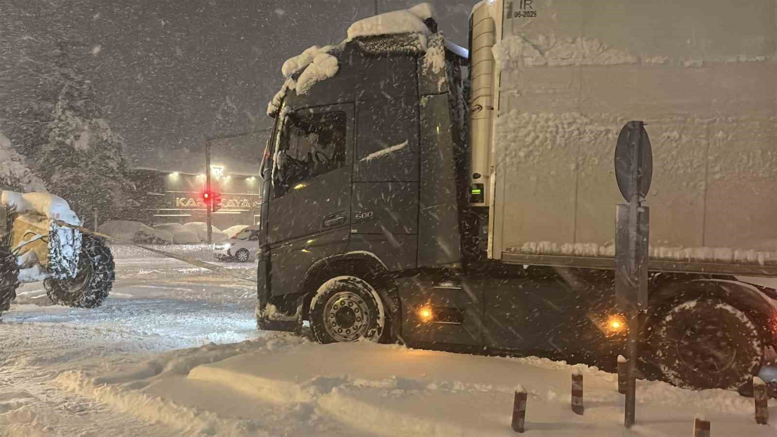 tem otoyolunun bolu gecisi ankara istikametinde 3 tirin yolu kapatmasi sonucu ulasim durdu 10 RILUOccH