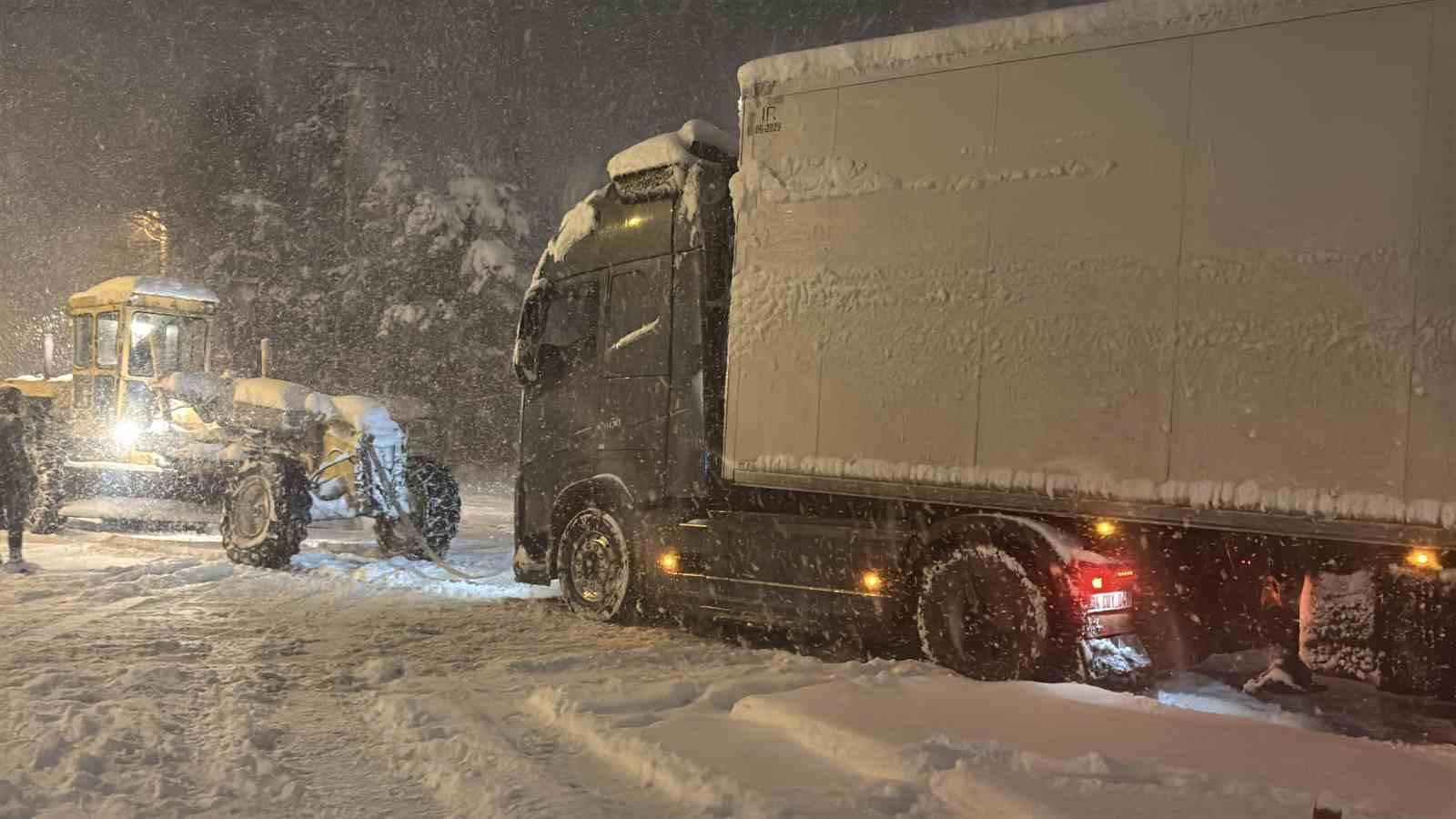 tem otoyolunun bolu gecisi ankara istikametinde 3 tirin yolu kapatmasi sonucu ulasim durdu 2 79kcSrT6