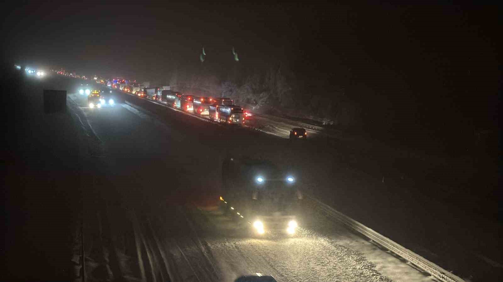 tem otoyolunun bolu gecisi ankara istikametinde 3 tirin yolu kapatmasi sonucu ulasim durdu 6 Xsp88KyF