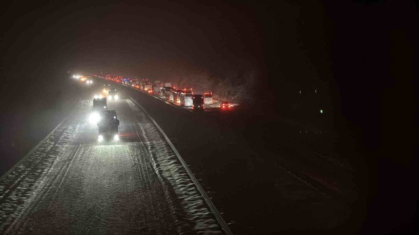 tem otoyolunun bolu gecisi ankara istikametinde 3 tirin yolu kapatmasi sonucu ulasim durdu 8 HUBwTyNl