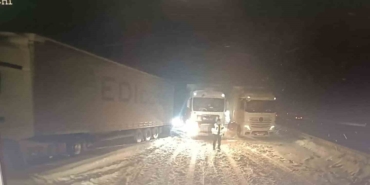 tem-otoyolunun-bolu-gecisi-ankara-istikametinde-3-tirin-yolu-kapatmasi-sonucu-ulasim-durdu-vsw9rZY8.jpg