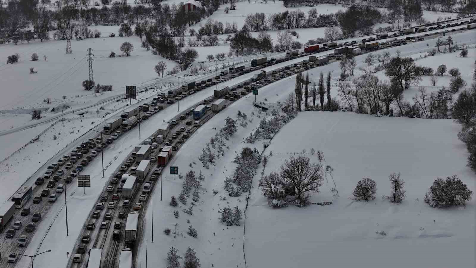 tem otoyolunun bolu gecisinde trafik felc ankara ve istanbul yonunde trafik durdu 0 f5j6Ornm