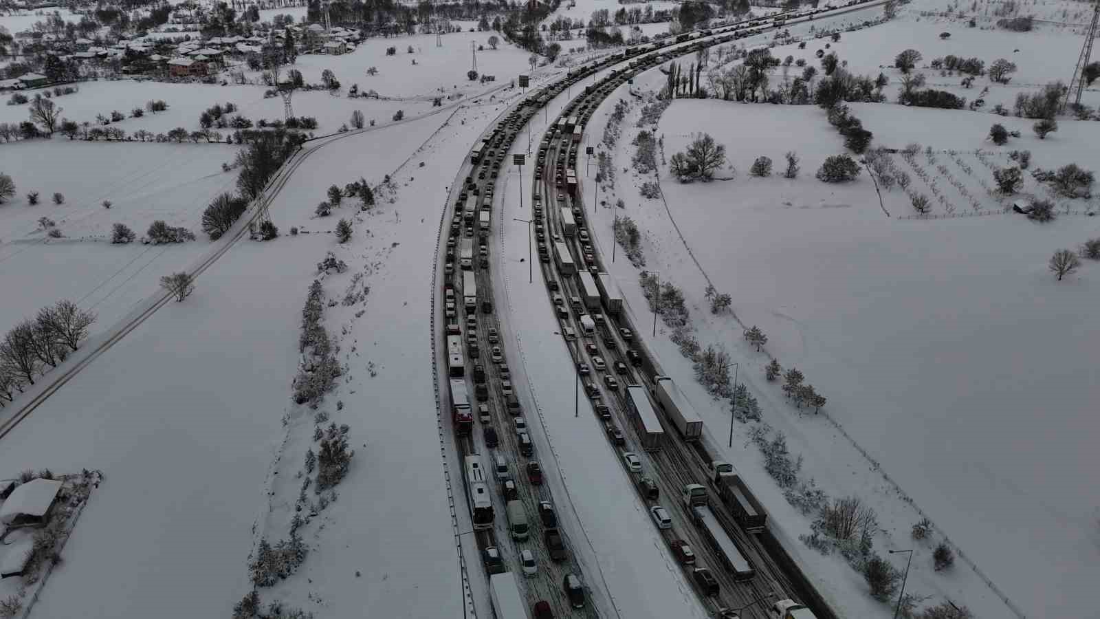 tem otoyolunun bolu gecisinde trafik felc ankara ve istanbul yonunde trafik durdu 1 1ZR9mwEr