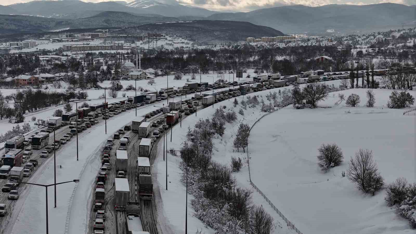 tem otoyolunun bolu gecisinde trafik felc ankara ve istanbul yonunde trafik durdu 2 DpzfdG82