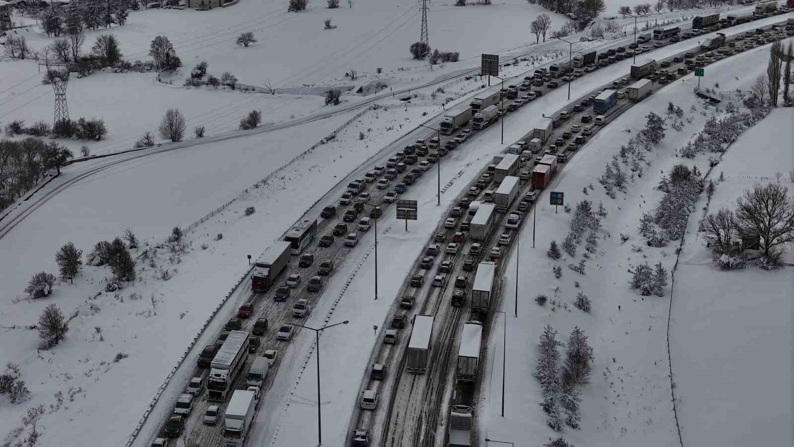 tem otoyolunun bolu gecisinde trafik felc ankara ve istanbul yonunde trafik durdu 4 mZCTGJnV