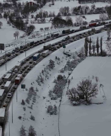 tem-otoyolunun-bolu-gecisinde-trafik-felc-ankara-ve-istanbul-yonunde-trafik-durdu-KFz4vIgl.jpg