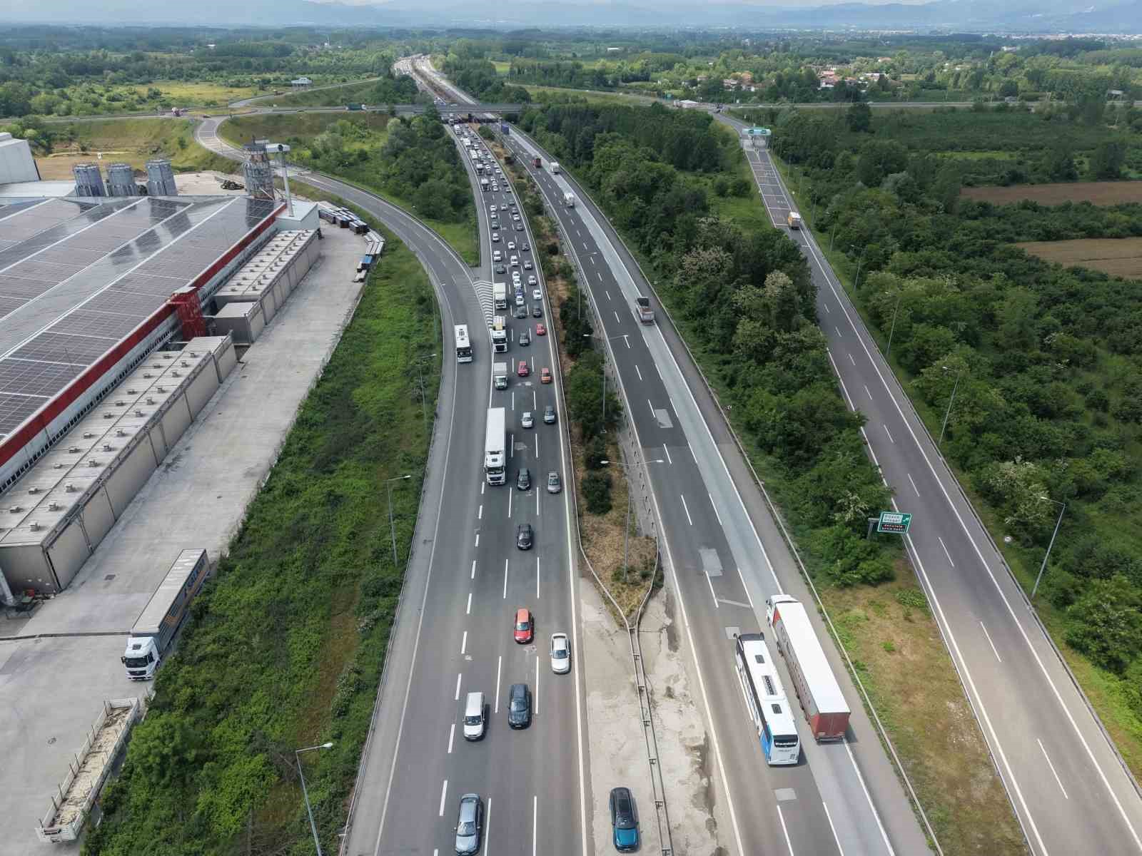 tem otoyolunun duzce gecisinde bayram tatili yogunlugu basladi 1 WsuhqGXy