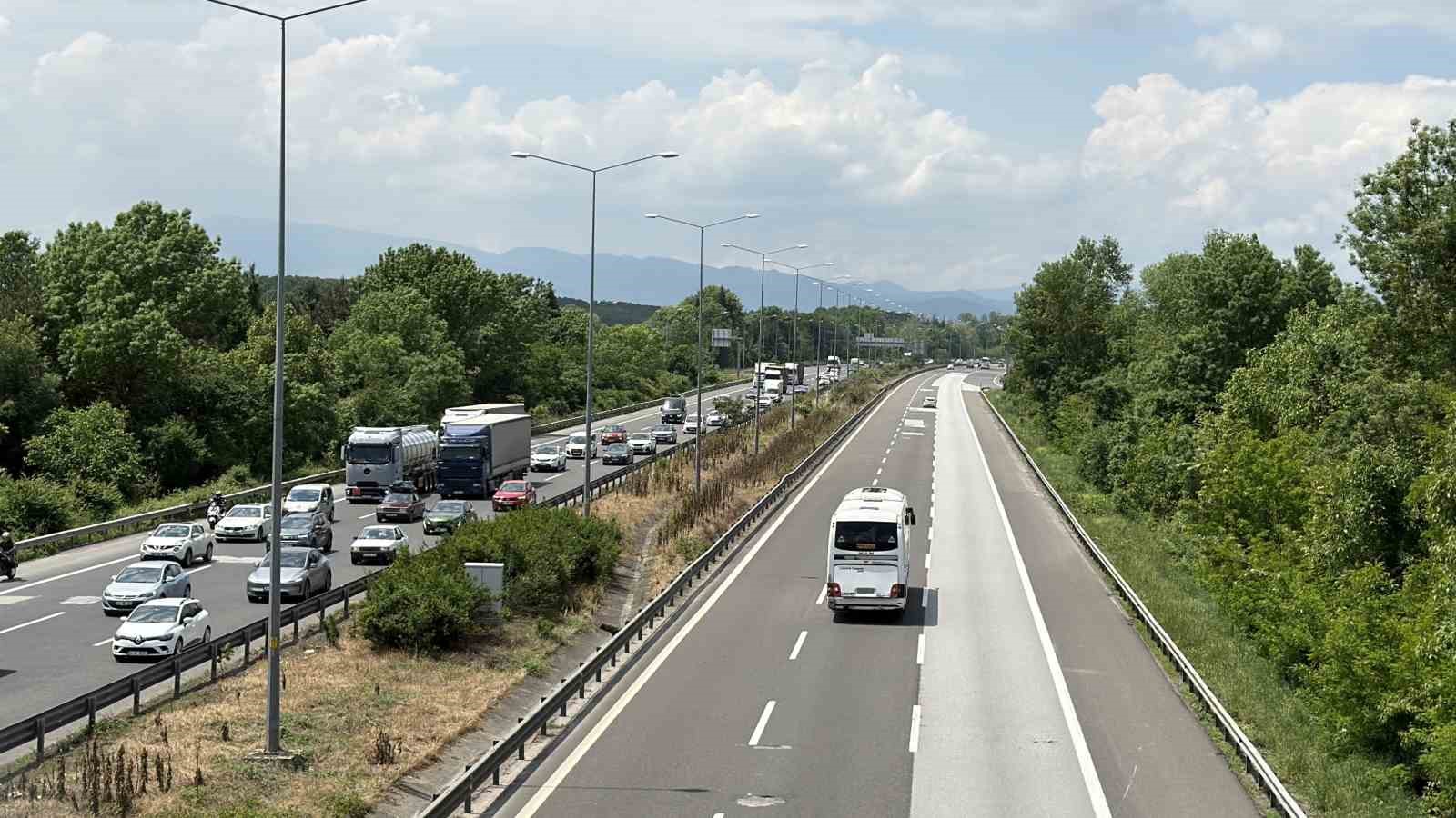 tem otoyolunun duzce gecisinde bayram tatili yogunlugu basladi 3 fardgGQW