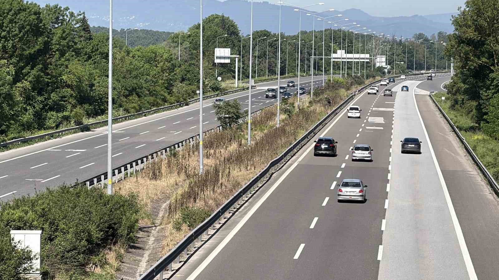 TEM Otoyolu’nun Düzce geçişinde bayramın ilk günü sakin geçiyor 6 tem otoyolunun duzce gecisinde bayramin ilk gunu sakin geciyor 2