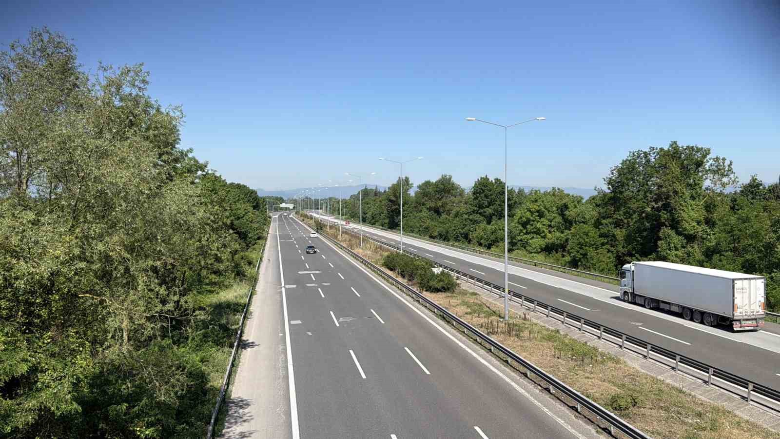 TEM Otoyolu’nun Düzce geçişinde bayramın ilk günü sakin geçiyor 8 tem otoyolunun duzce gecisinde bayramin ilk gunu sakin geciyor 4