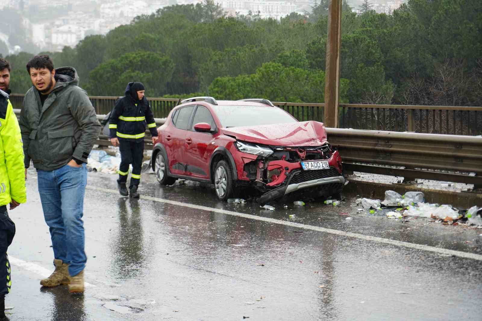 temde 6 arac birbirine girdi tirda yuklu sular yola sacildi 2 zlz9XFcY
