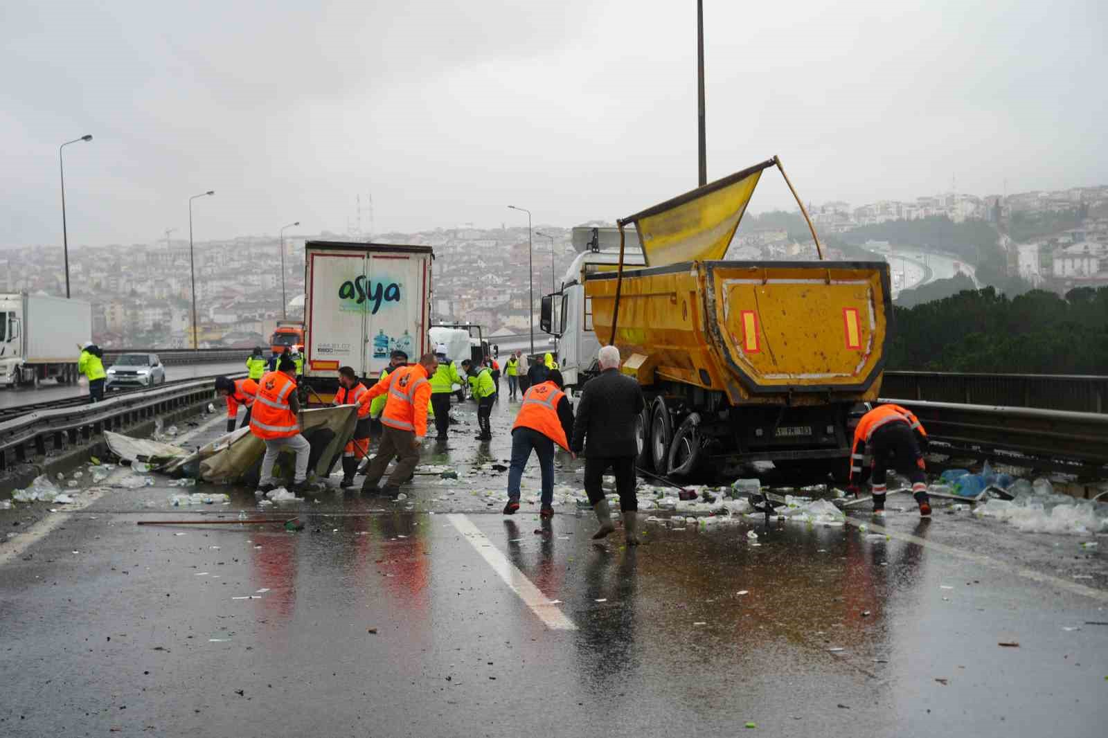 temde 6 arac birbirine girdi tirda yuklu sular yola sacildi 4 nOt2Xgh4