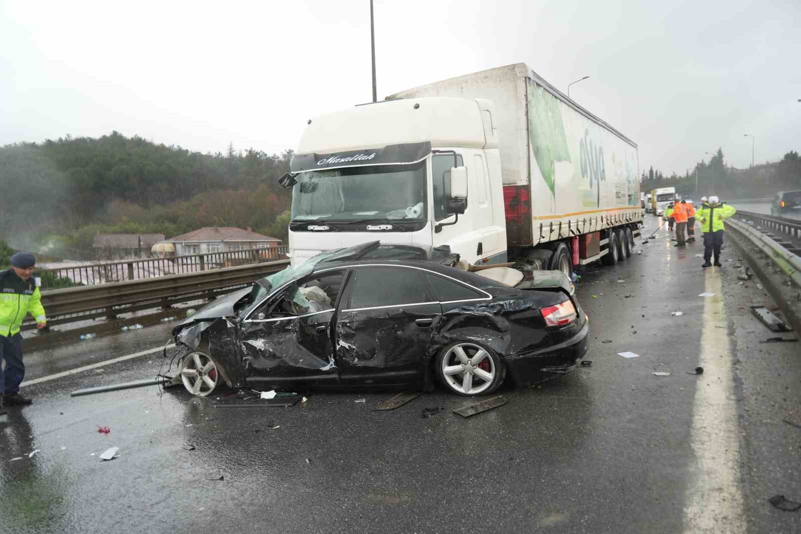 temde 6 arac birbirine girdi tirda yuklu sular yola sacildi 5 8mRAnYBE