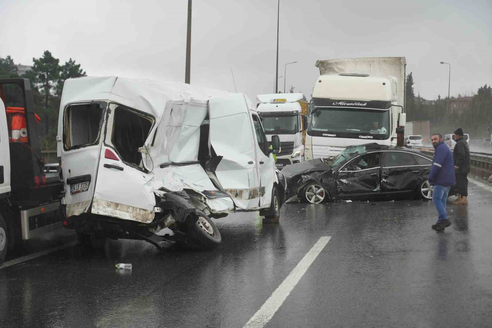 temde 6 arac birbirine girdi tirda yuklu sular yola sacildi 6