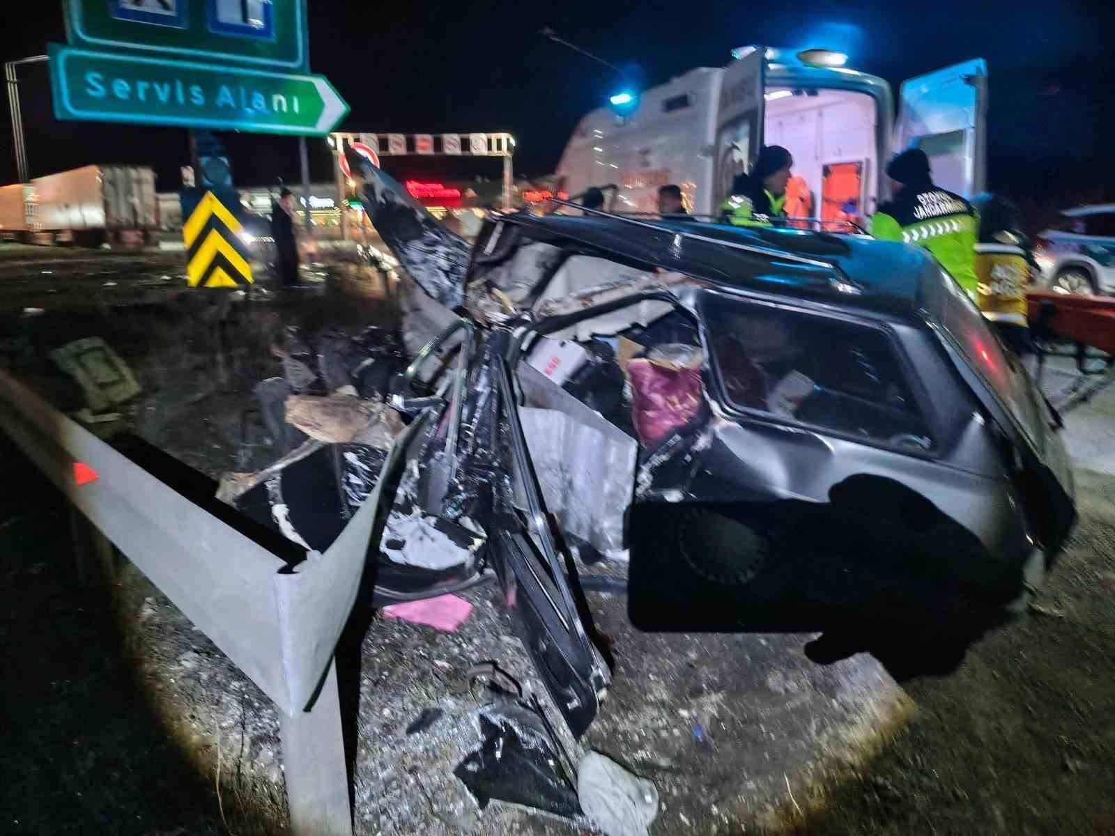TEM’de bariyere çarpan otomobil parçalandı: 2 ağır yaralı 4 temde bariyere carpan otomobil parcalandi 2 agir yarali 0 c2VANNwB