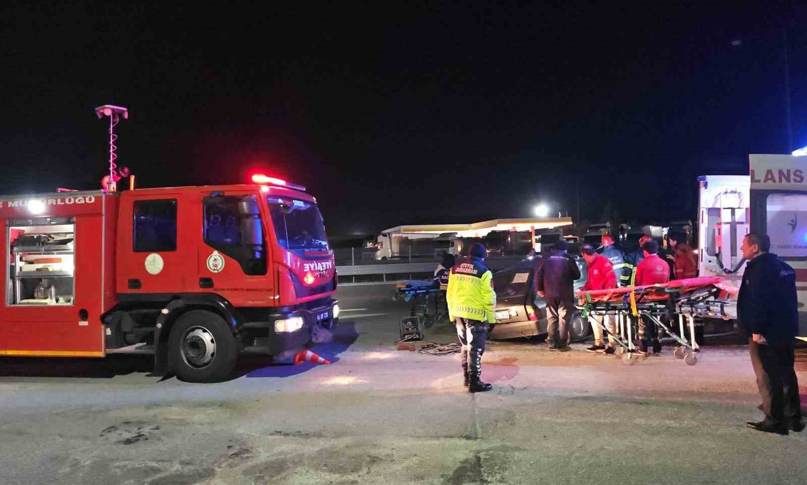 TEM’de bariyere çarpan otomobil parçalandı: 2 ağır yaralı 5 temde bariyere carpan otomobil parcalandi 2 agir yarali 1 ZE2apS7E