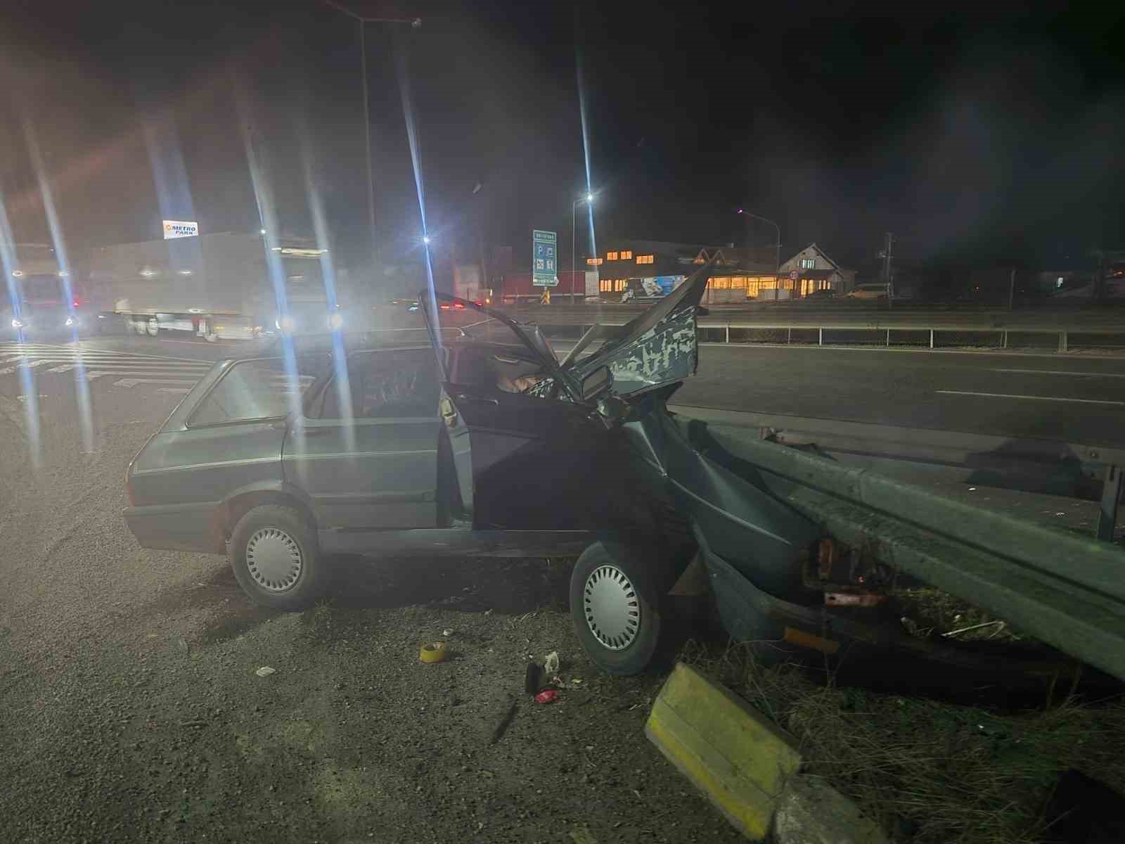 TEM’de bariyere çarpan otomobil parçalandı: 2 ağır yaralı 6 temde bariyere carpan otomobil parcalandi 2 agir yarali 2