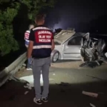 temde-emniyet-seridindeki-araca-tir-carpti-1-cocuk-oldu-3-kisi-yaralandi-qvZhP3gm.jpg