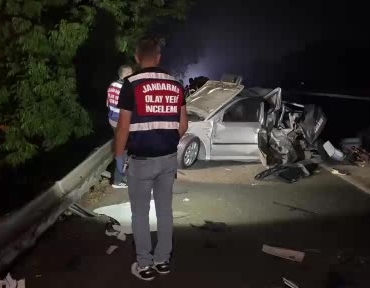 temde-emniyet-seridindeki-araca-tir-carpti-1-cocuk-oldu-3-kisi-yaralandi-qvZhP3gm.jpg