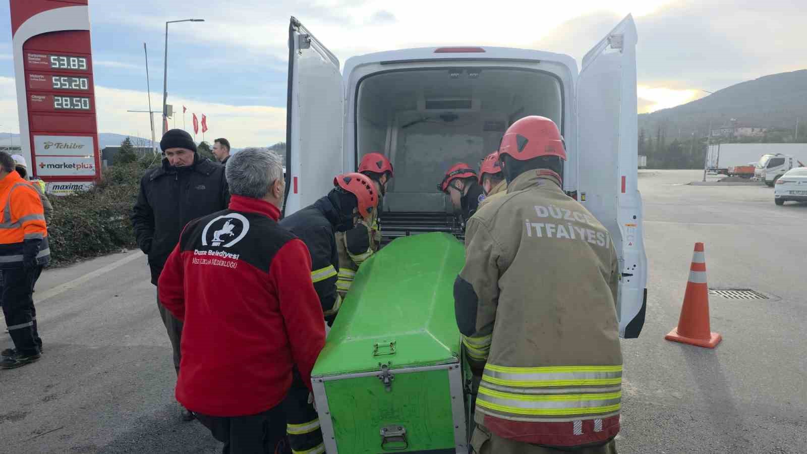 temde hafif ticari arac bariyerlere saplandi 2 kisi hayatini kaybetti 5 4JWOY5rZ