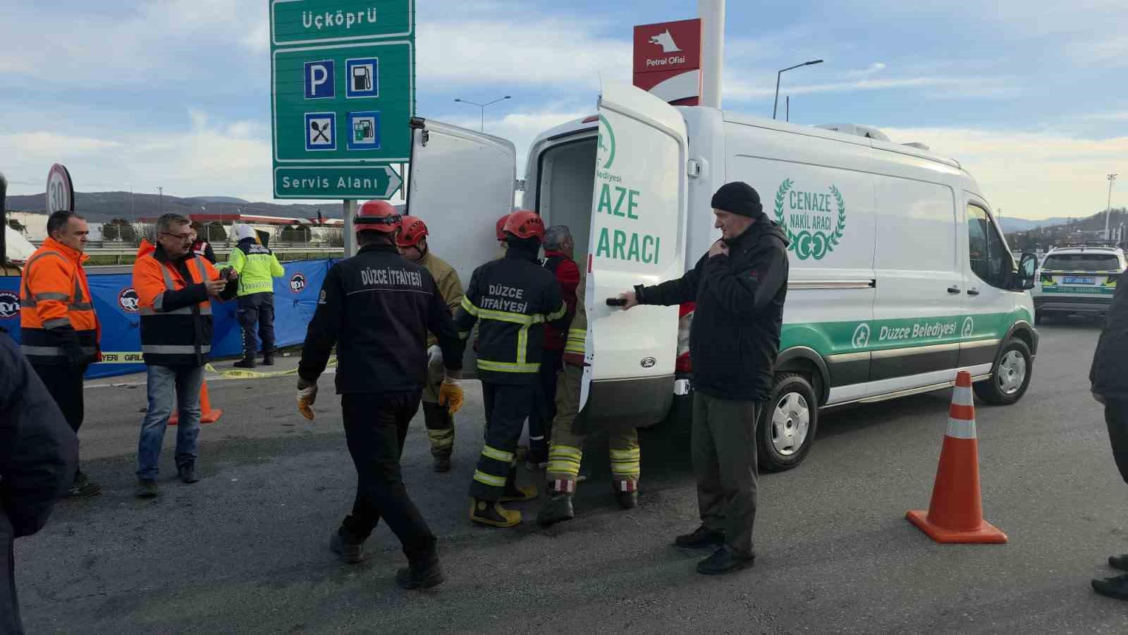 temde hafif ticari arac bariyerlere saplandi 2 kisi hayatini kaybetti 7 9S46WOlR