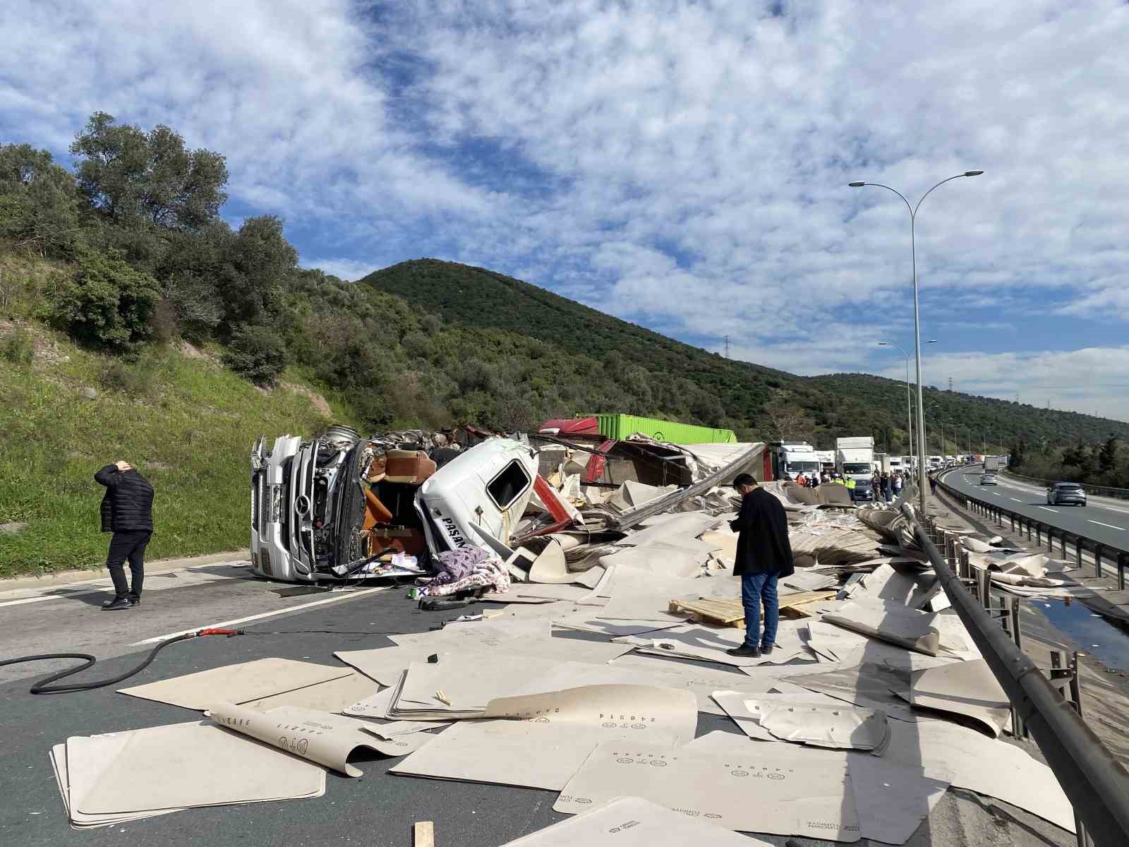 temde iki tir kazaya karisti trafik felc oldu 9 FRWJYBBS