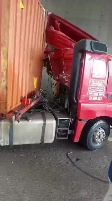 temde korkunc kaza kendi kullandigi tirin altinda can verdi 1 y4HPmzOn