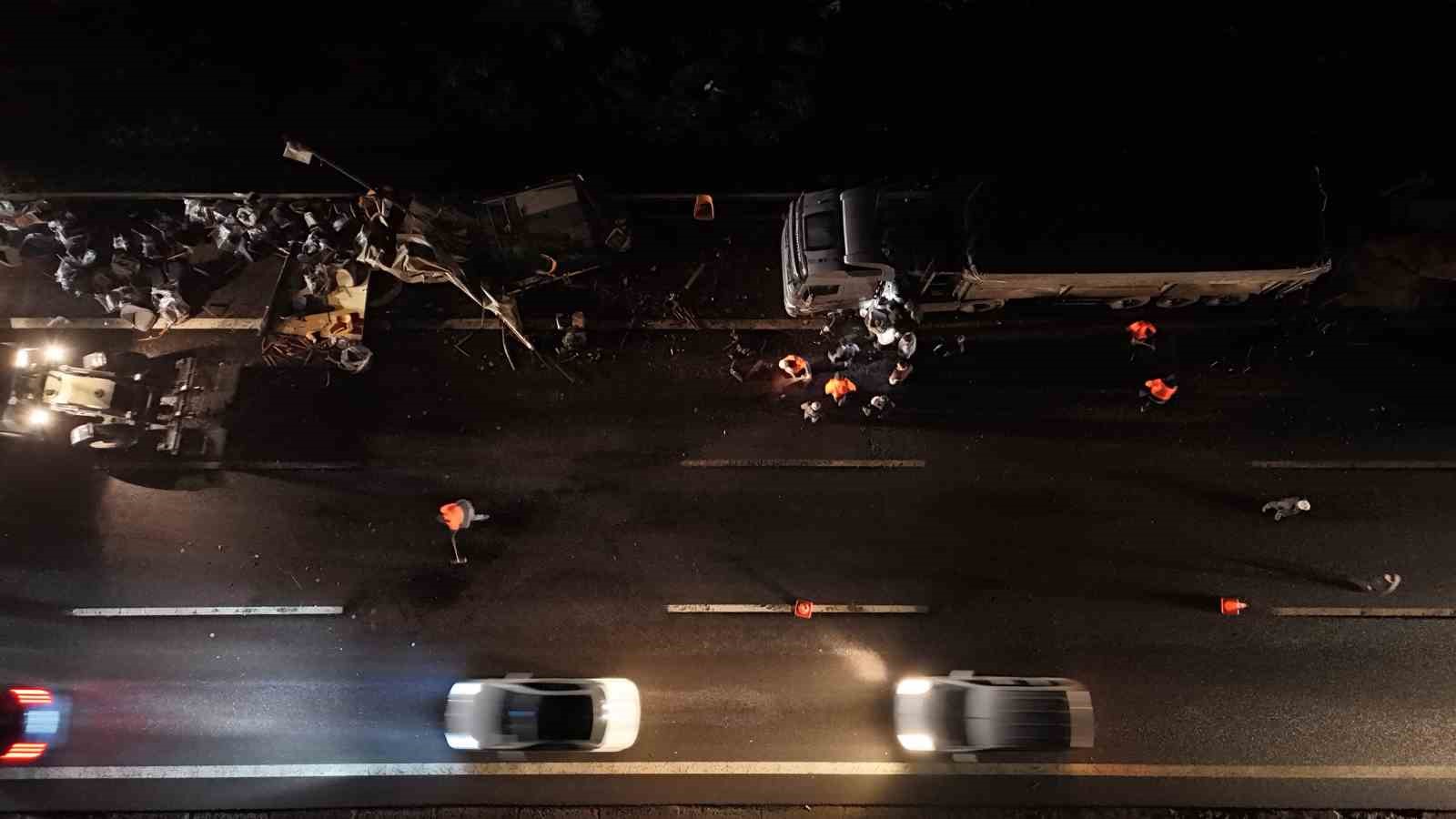 temde mobilya yuklu kamyon ile tir carpisti 1 yarali 0