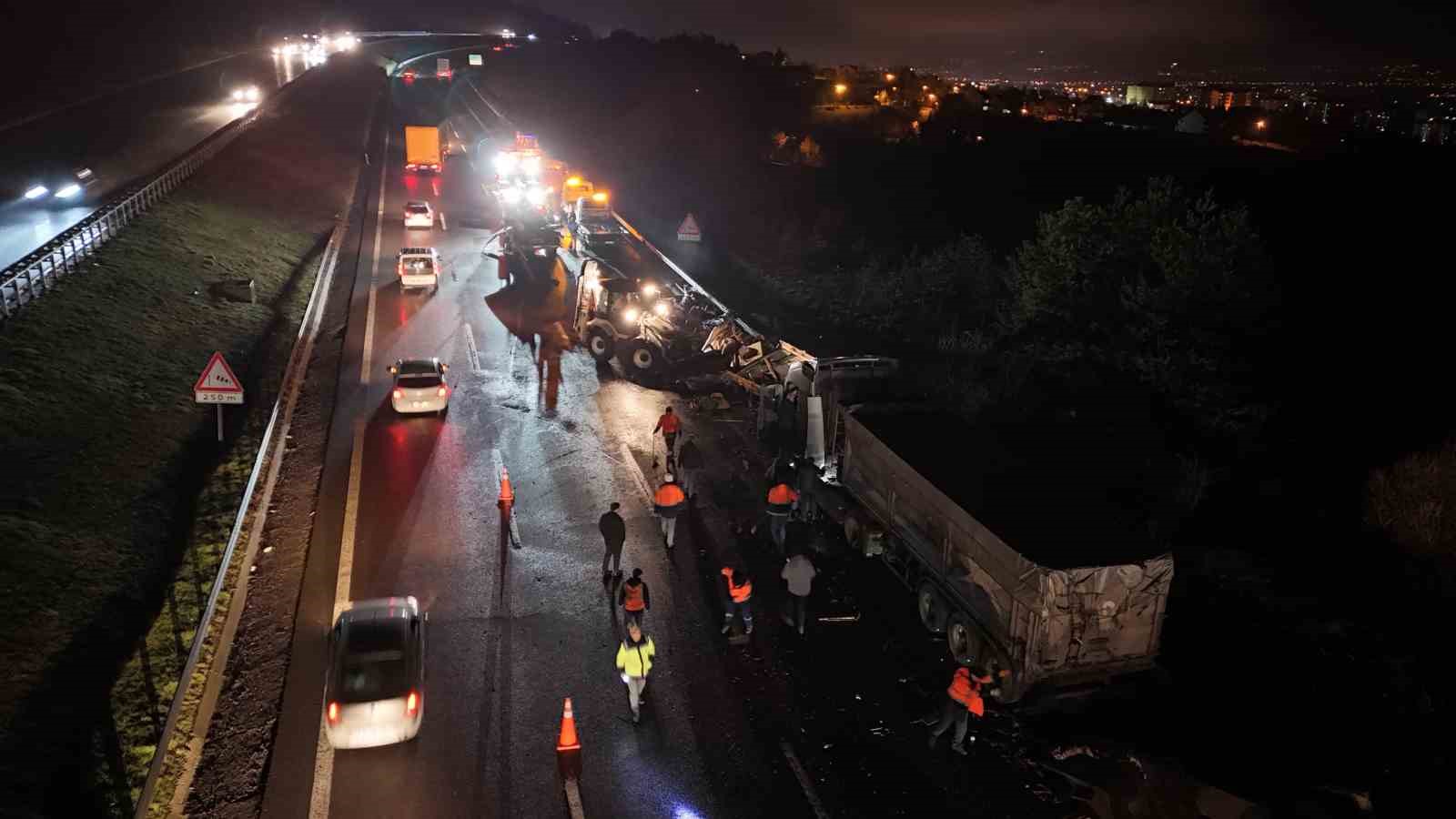 temde mobilya yuklu kamyon ile tir carpisti 1 yarali 1 mJLlsMuJ