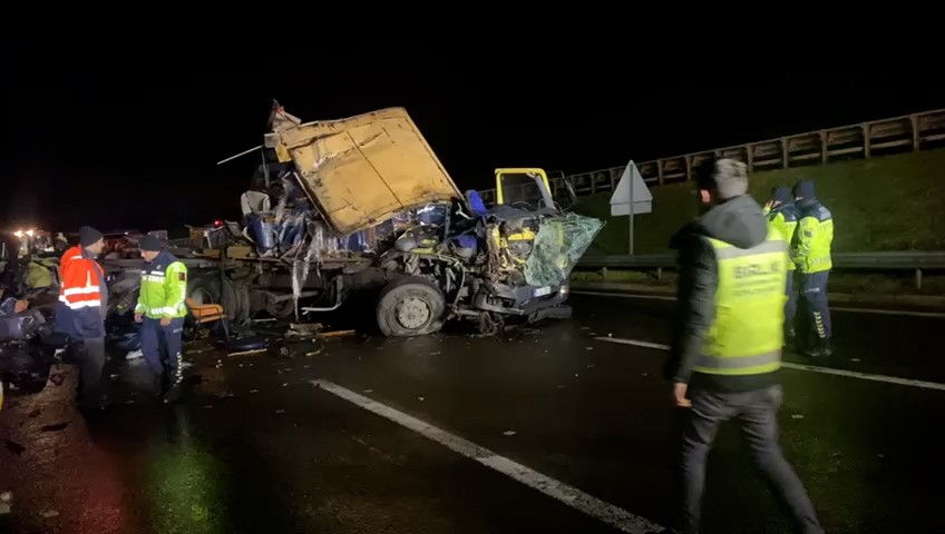 temde mobilya yuklu kamyon ile tir carpisti 1 yarali 2 JvLIsBtU