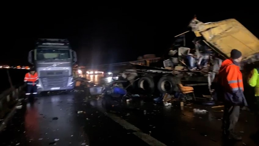 temde mobilya yuklu kamyon ile tir carpisti 1 yarali 3 1CJjukwN