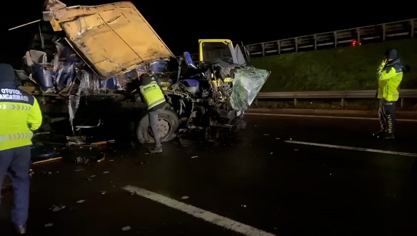 temde mobilya yuklu kamyon ile tir carpisti 1 yarali 4 vj7wT1BS