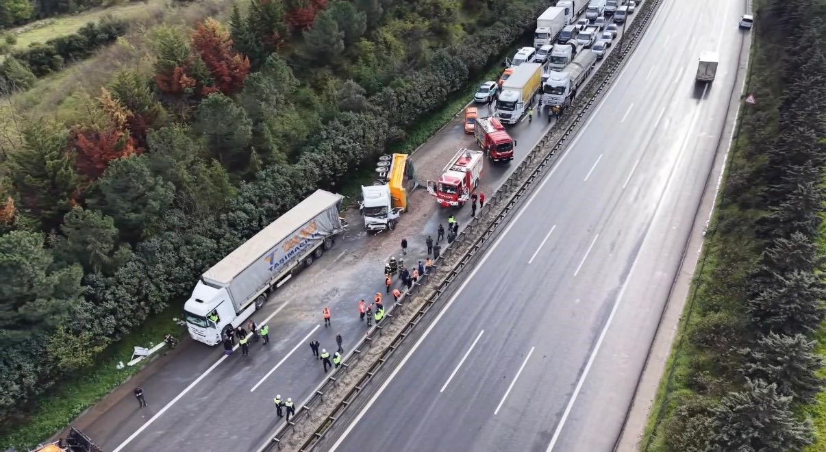 temde otomobil devrilen tir dorsesinin altinda kaldi kari koca hayatini kaybetti 1 SHBpIZCv