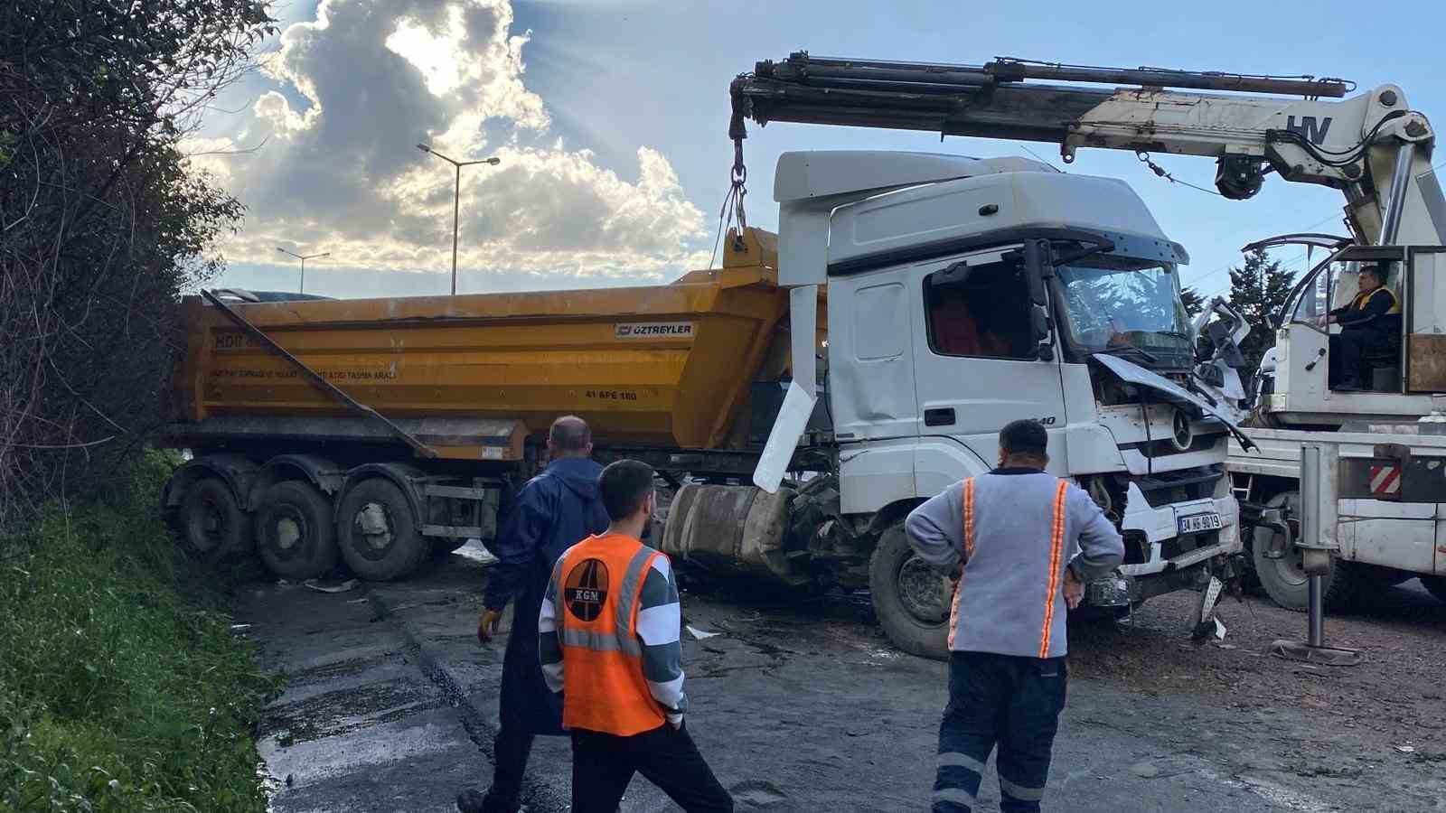 temde otomobil devrilen tir dorsesinin altinda kaldi kari koca hayatini kaybetti 6