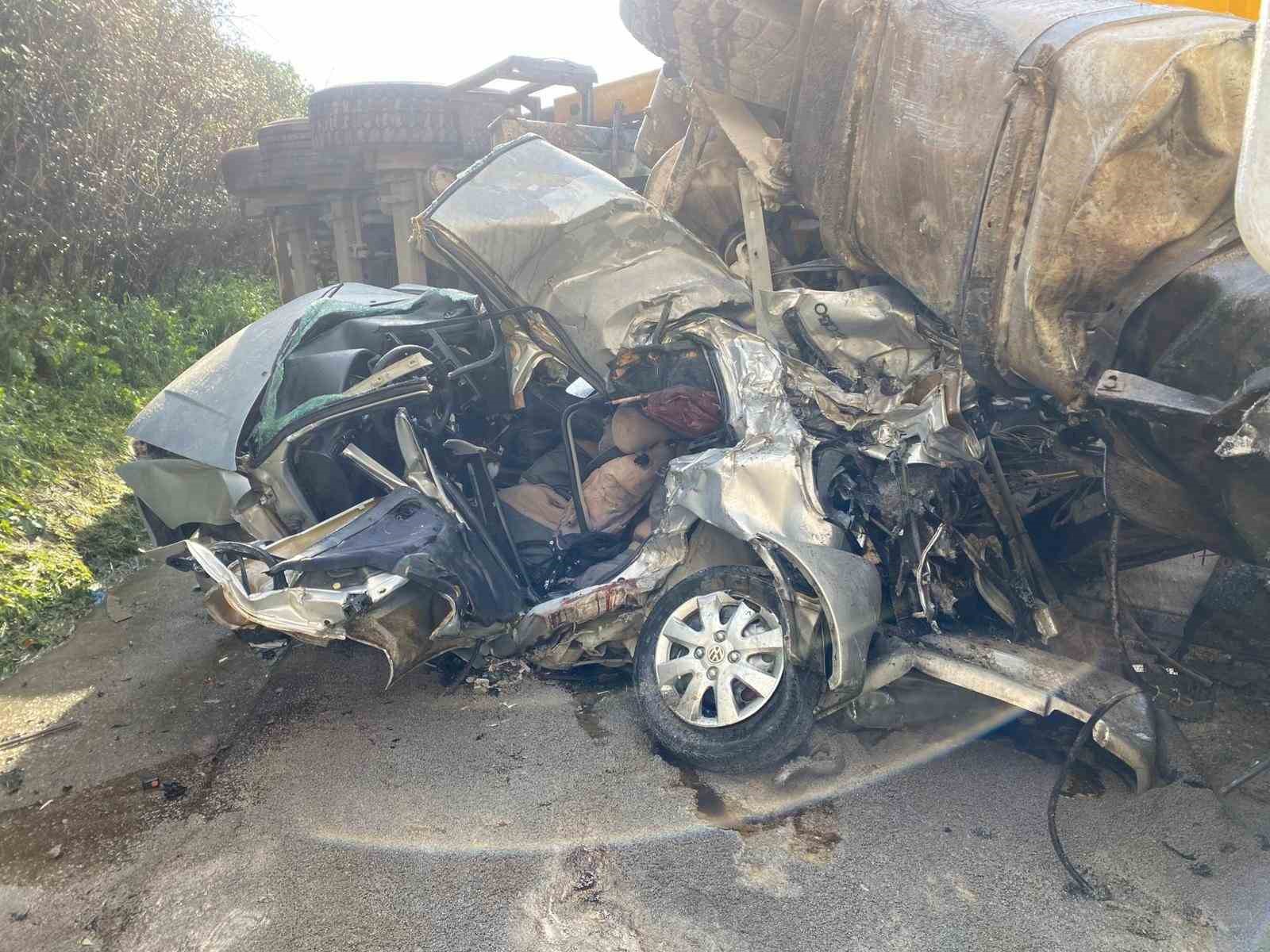 temde otomobil devrilen tir dorsesinin altinda kaldi kari koca hayatini kaybetti 8 NNOrWq6X