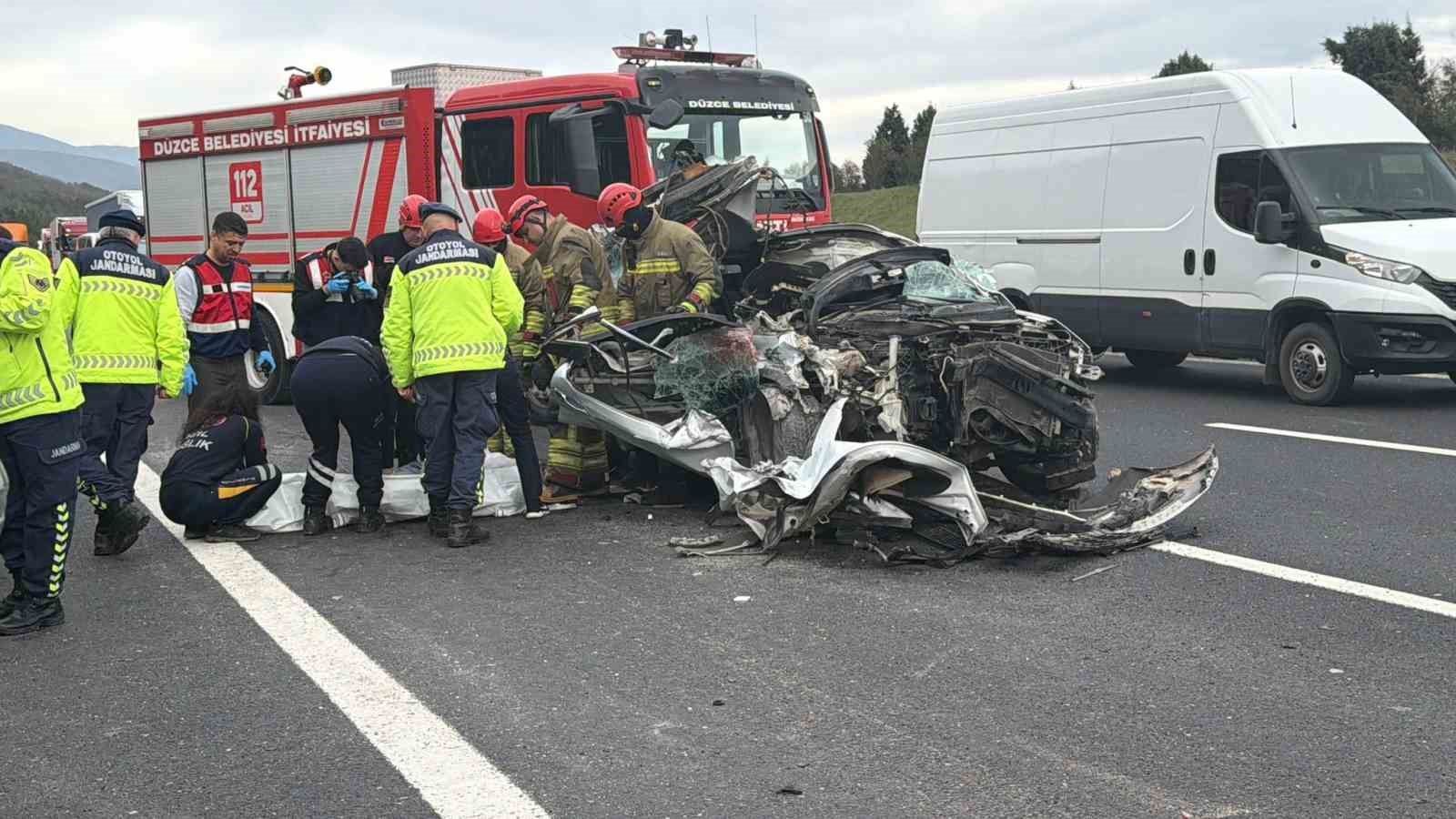 temde otomobil tira carpti 1 olu 1 yarali 1 mnrIMIVh