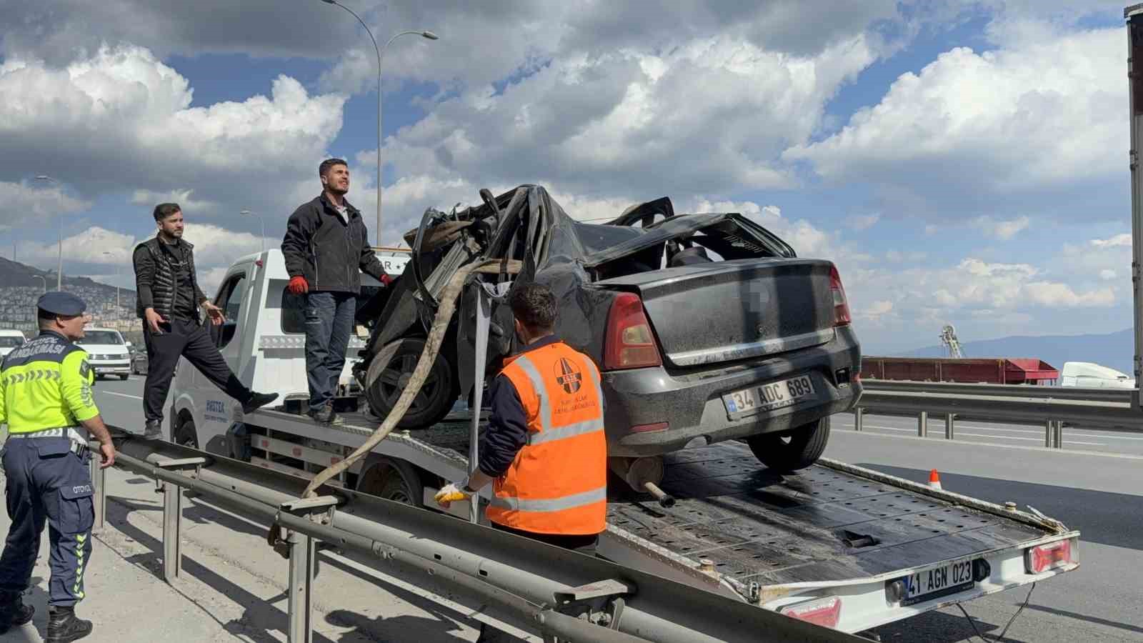 temde otomobil yon levhasina saplandi 1 kisi yaralandi 2 AZ16hXzO